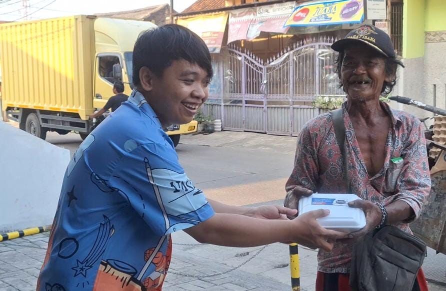 Rakyat Memberi Berbagi Makan Gratis untuk Penjual Bendera di Tiga Kecamatan