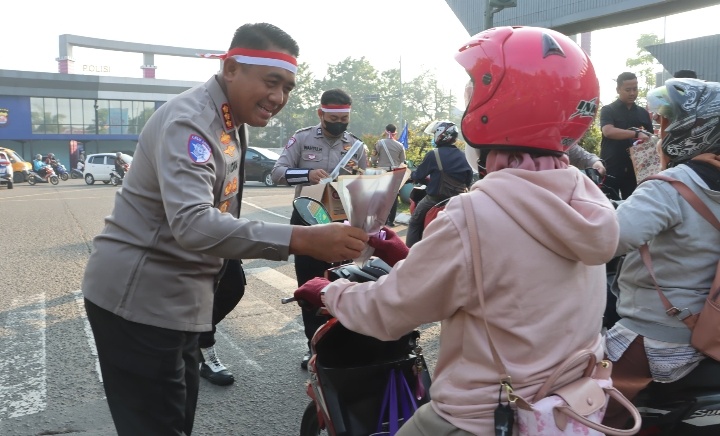 Sapa Pengguna Jalan, Satlantas Polresta Tangerang Bagikan Bendera dan Cokelat