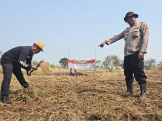 Samapta dan Jatanras Polresta Tangerang ‘Permak’ Padang Ilalang Jadi Lahan Siap Tanam