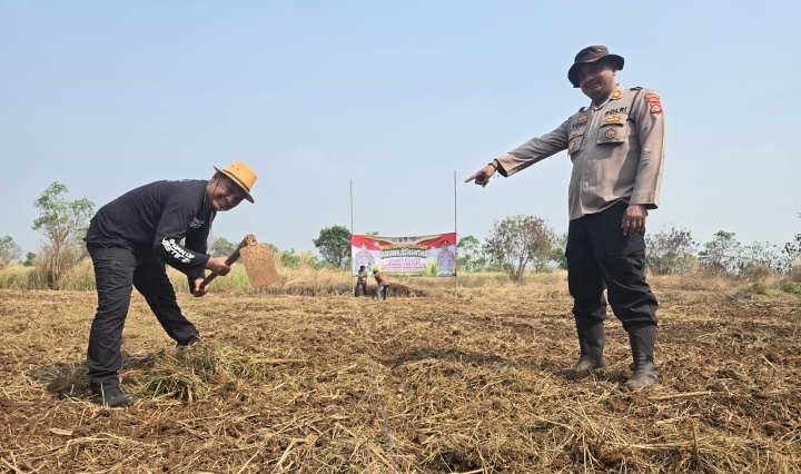 Samapta dan Jatanras Polresta Tangerang ‘Permak’ Padang Ilalang Jadi Lahan Siap Tanam