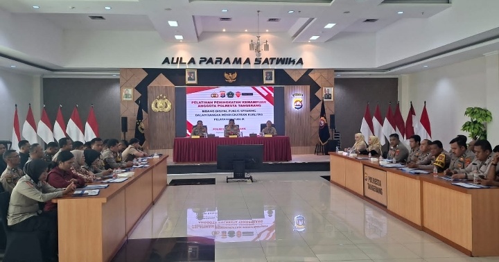 Anggota Polresta Tangerang Fungsi Pelayanan Dilatih Public Speaking