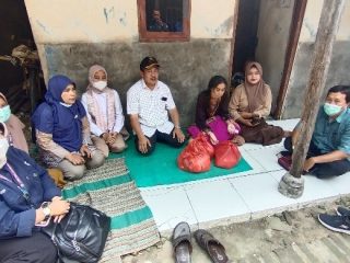Derita Kanker Lidah, Sinah Dijenguk Camat Mekar Baru