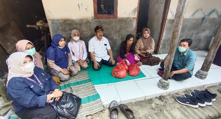 Derita Kanker Lidah, Sinah Dijenguk Camat Mekar Baru