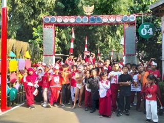 Pemuda Menteng Panongan Bikin Gapura Kemerdekaan dari Limbah, Ramai Didatangi Warga