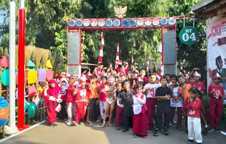 Pemuda Menteng Panongan Bikin Gapura Kemerdekaan dari Limbah, Ramai Didatangi Warga