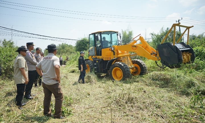 Aslog Kapolri Jajal Alat Land Clearing di Tigaraksa