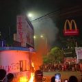 Aksi Massa di Kota Serang Ricuh, Pospol Dibakar, Polisi Tembakan Gas Air Mata