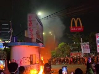 Aksi Massa di Kota Serang Ricuh, Pospol Dibakar, Polisi Tembakan Gas Air Mata