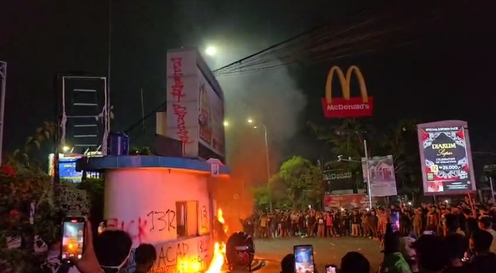 Aksi Massa di Kota Serang Ricuh, Pospol Dibakar, Polisi Tembakan Gas Air Mata