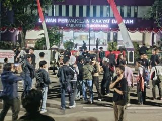Ratusan Orang Gelar Aksi di Gedung DPRD Kabupaten Tangerang