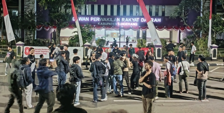 Ratusan Orang Gelar Aksi di Gedung DPRD Kabupaten Tangerang