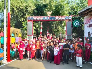 Unik! Gapura dari Botol Bekas di Panongan Jadi Tempat Wisata Edukasi dan Selfie