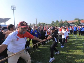 Wali Kota Sachrudin Ikut Tarik Tambang, Semarakkan Lomba 17-an di Stadion Benteng Reborn