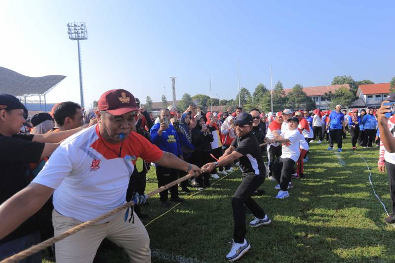 Wali Kota Sachrudin Ikut Tarik Tambang, Semarakkan Lomba 17-an di Stadion Benteng Reborn