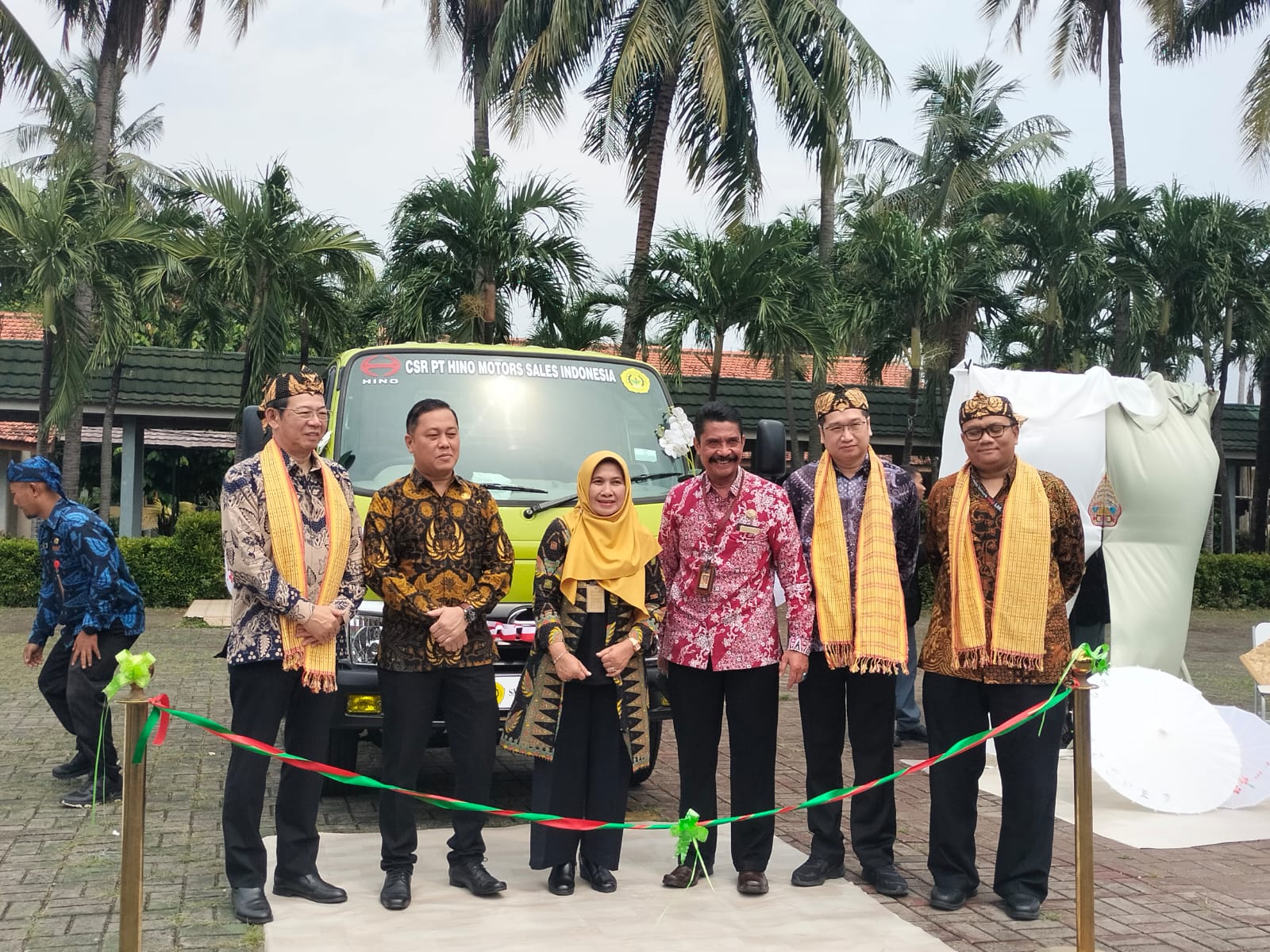 Hibahkan Truk Hino 300 Series ke SMKN 2 Tangerang, Hino Indonesia Dukung Pendidikan Vokasi Otomotif