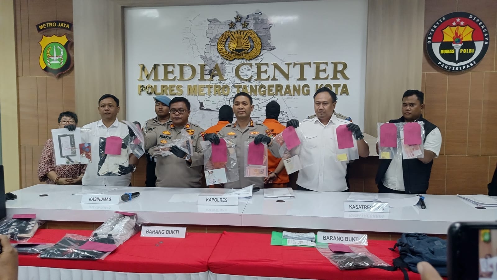Bobol Rumsong, Dua WN Tiongkok Dibekuk Polisi, Kerugian Capai Rp 4,5 Miliar Bobol Rumsong, Dua WN Tiongkok Dibekuk Polisi, Kerugian Capai Rp 4,5 Miliar