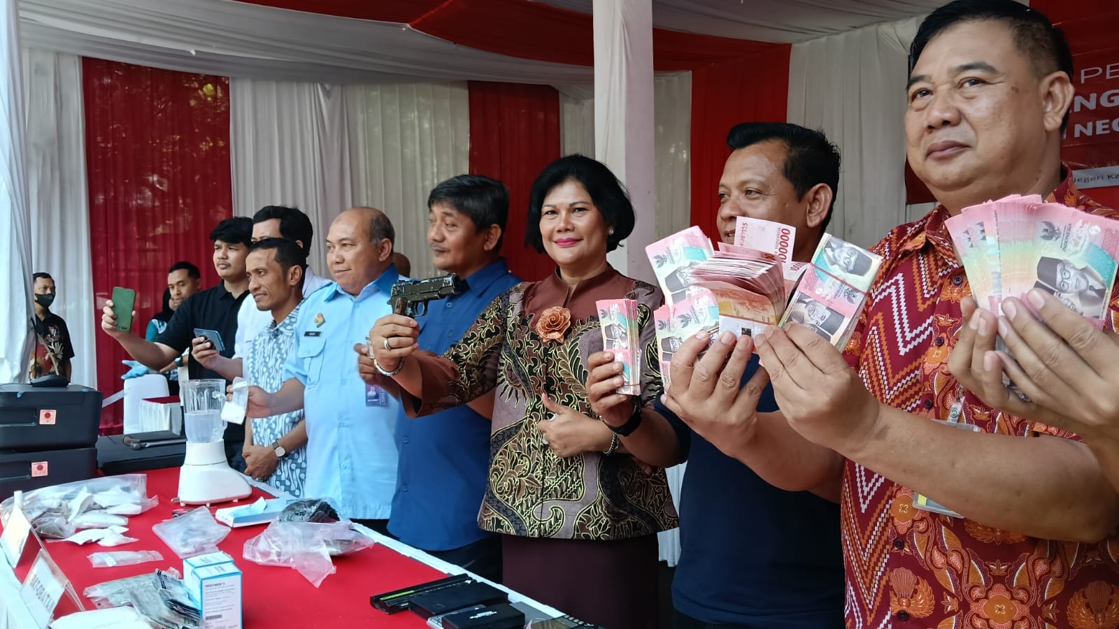 Dari Upal Hingga Senpi Ilegal, Kejari Kab Tangerang Musnahkan Barbuk