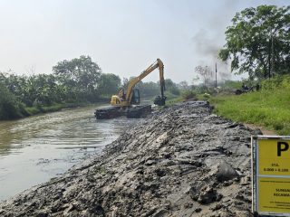 Respon Aspirasi Warga, UPTD SDA V Keruk Sungai Cileles Sepanjang 600 Meter