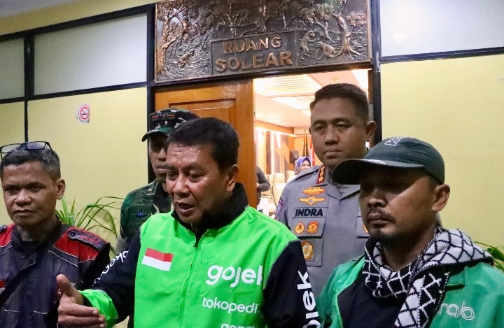 Berjaket Ojol, Bupati Tangerang Serap Usulan Jaminan Kesehatan dan Pendidikan