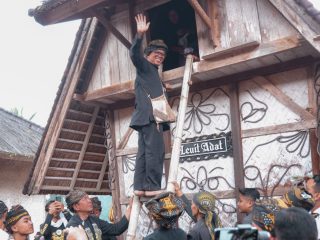 Seren Taun Cisungsang 2025, Gubernur Banten Ikut Prosesi Masukkan Padi ke Leuit Adat
