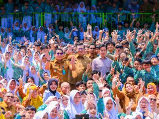Wapres Gibran Tinjau Program Makan Bergizi Gratis di Tangsel, Pelajar Sambut dengan Antusias