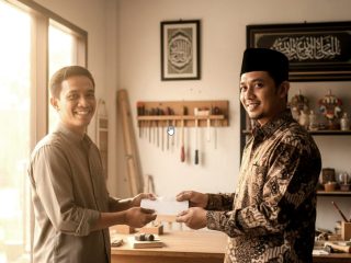 Pengusaha Muslim Membayar Upah Sebelum Keringat Pekerja Kering