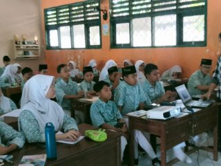 Literasi dan AI Bertemu di Madrasah, JMSI Banten Latih Siswa Menulis Kreatif