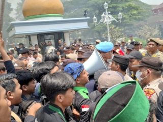 Bentrok Mahasiswa dengan Aparat Warnai HUT Kabupaten Serang Ke-499