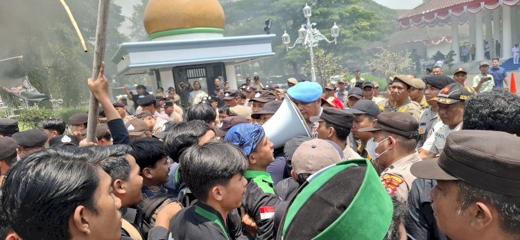 Bentrok Mahasiswa dengan Aparat Warnai HUT Kabupaten Serang Ke-499