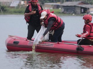 Rayakan HUT TNI ke-80, Wali Kota Tangerang Tanam Pohon dan Tebar Benih Ikan di Situ Cangkring