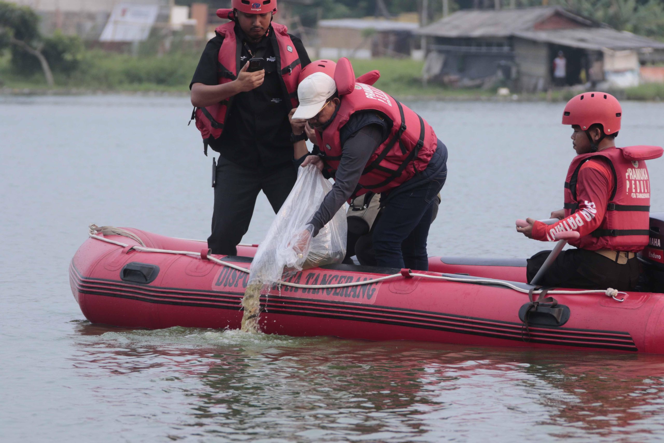 Rayakan HUT TNI ke-80, Wali Kota Tangerang Tanam Pohon dan Tebar Benih Ikan di Situ Cangkring
