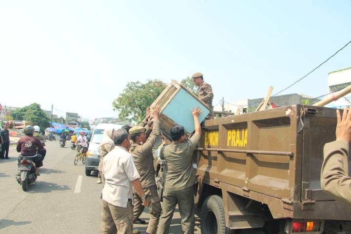 Satpol PP Kota Tangerang Tertibkan PKL di Pasar Anyar, Pastikan Kegiatan Berjalan Kondusif