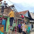 Lurah Meong Pimpin Renovasi Atap Rumah Warga yang Dihantam Angin dan Hujan Deras