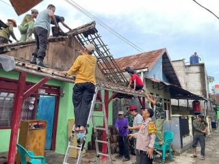 Lurah Meong Pimpin Renovasi Atap Rumah Warga yang Dihantam Angin dan Hujan Deras