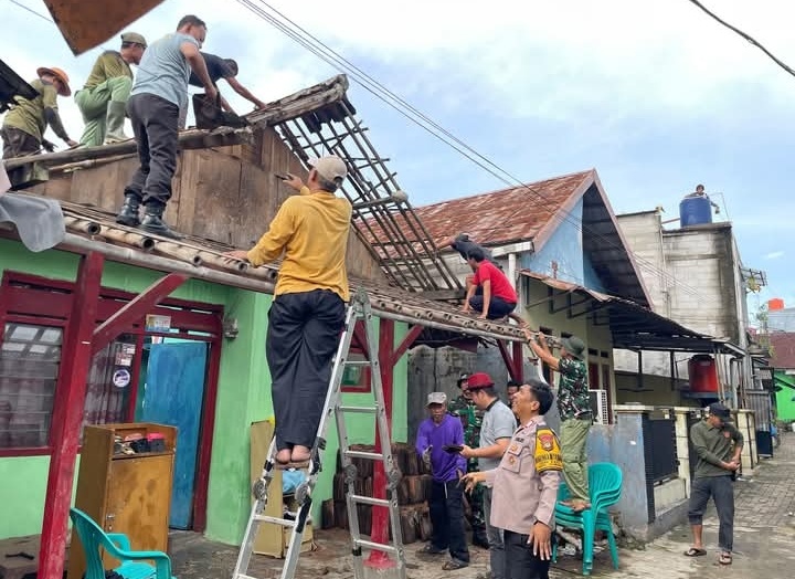 Lurah Meong Pimpin Renovasi Atap Rumah Warga yang Dihantam Angin dan Hujan Deras