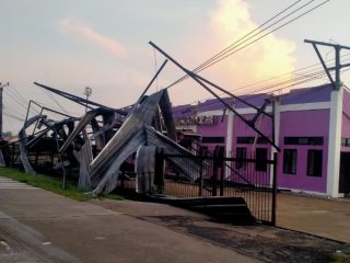 Dihajar Puting Beliung, Stadion Mini Gunung Kaler Porak Poranda, Kerugian Capai Rp3 Miliar