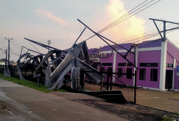 Dihajar Puting Beliung, Stadion Mini Gunung Kaler Porak Poranda, Kerugian Capai Rp3 Miliar