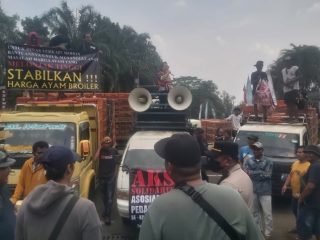 Harga Meroket, Pedagang Ayam Demo di Kantor Bupati Tangerang