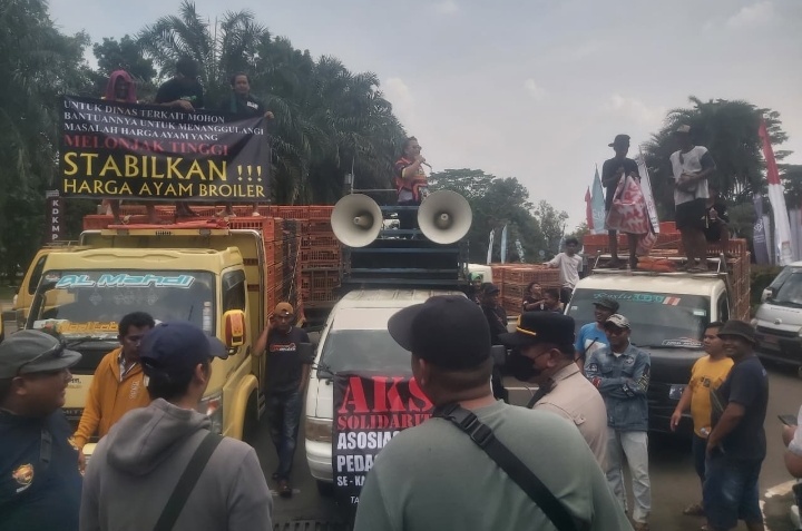 Harga Meroket, Pedagang Ayam Demo di Kantor Bupati Tangerang