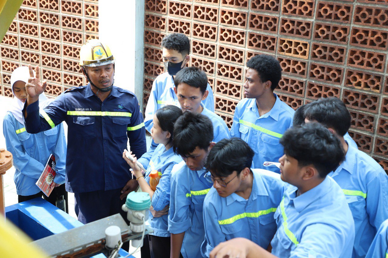 Siswa SMK Ora Et Labora Pelajari Teknologi Air Bersih di PERUMDAM TKR Siswa SMK Ora Et Labora Pelajari Teknologi Air Bersih di PERUMDAM TKR