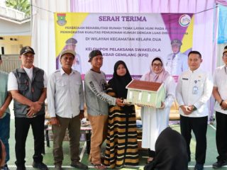 Wabup Intan Serahkan 10 Rumah Layak Huni di Pakulonan Barat
