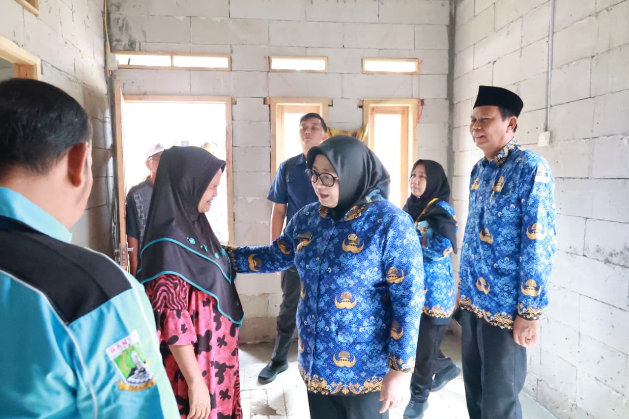 Wabup Intan Tinjau Progres RTLH di Kemiri dan Dialog dengan Penerima Manfaat Wabup Intan Tinjau Progres RTLH di Kemiri dan Dialog dengan Penerima Manfaat