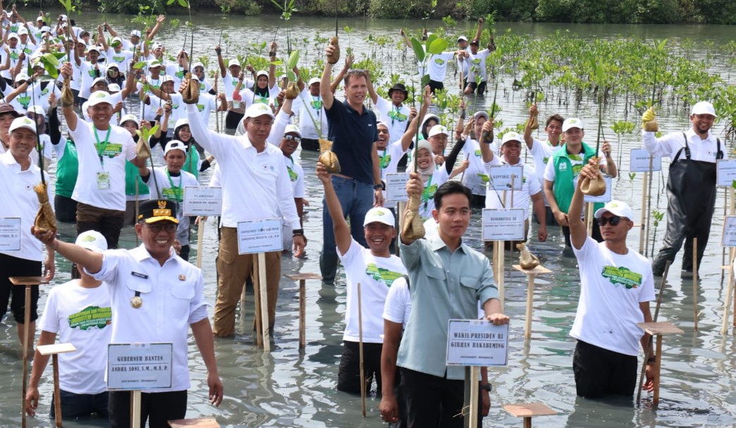 Wapres Gibran dan Gubernur Andra Soni Tanam Mangrove di Pantai Mauk Wapres Gibran dan Gubernur Andra Soni Tanam Mangrove di Pantai Mauk