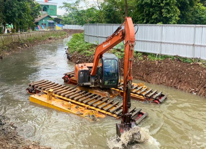 Antisipasi Banjir Tahunan, Pemkot Tangerang Terjunkan Alat Berat untuk Normalisasi Kali Angke