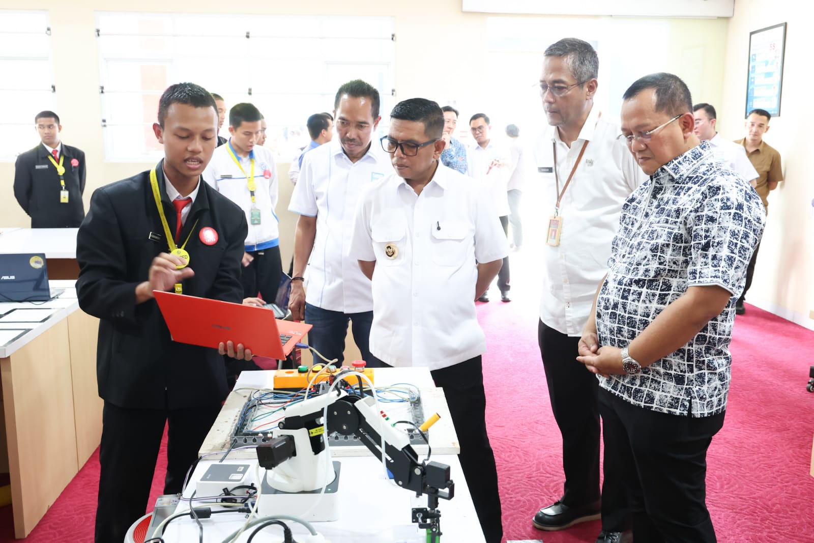 Gubernur Banten Tinjau SMK Mitra Industri MM2100, Dorong Model Link and Match untuk SMK di Banten