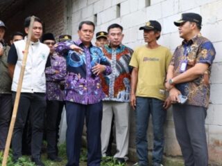 Tinjau Lokasi Longsor, Bupati Tangerang Sebut Warga Tak Memungkinkan Bertahan Tinggal di Sempadan Sungai