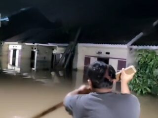 Banjir Rendam Ratusan Rumah di Taman Cikande Jayanti, Warga Bertahan dengan Perahu Galon