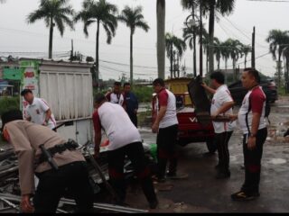 Puting Beliung di Adiyasa Solear, Polisi Turun Tangan Bersihkan Sisa Material