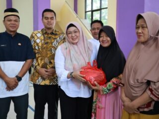 Pastikan Tepat Sasaran, Wabup Intan Pantau Penyaluran 334 Paket GPM di Bojong Nangka
