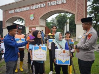 Polresta Tangerang dan Pokja Wartawan Bagikan Takjil hingga Sembako untuk Petugas Kebersihan